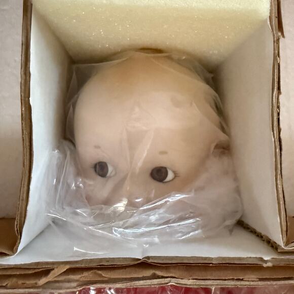 1997 Santa KEWPIE Porcelain Doll Under the Mistletoe by Danbury Mint NRFB - Picture 5 of 12